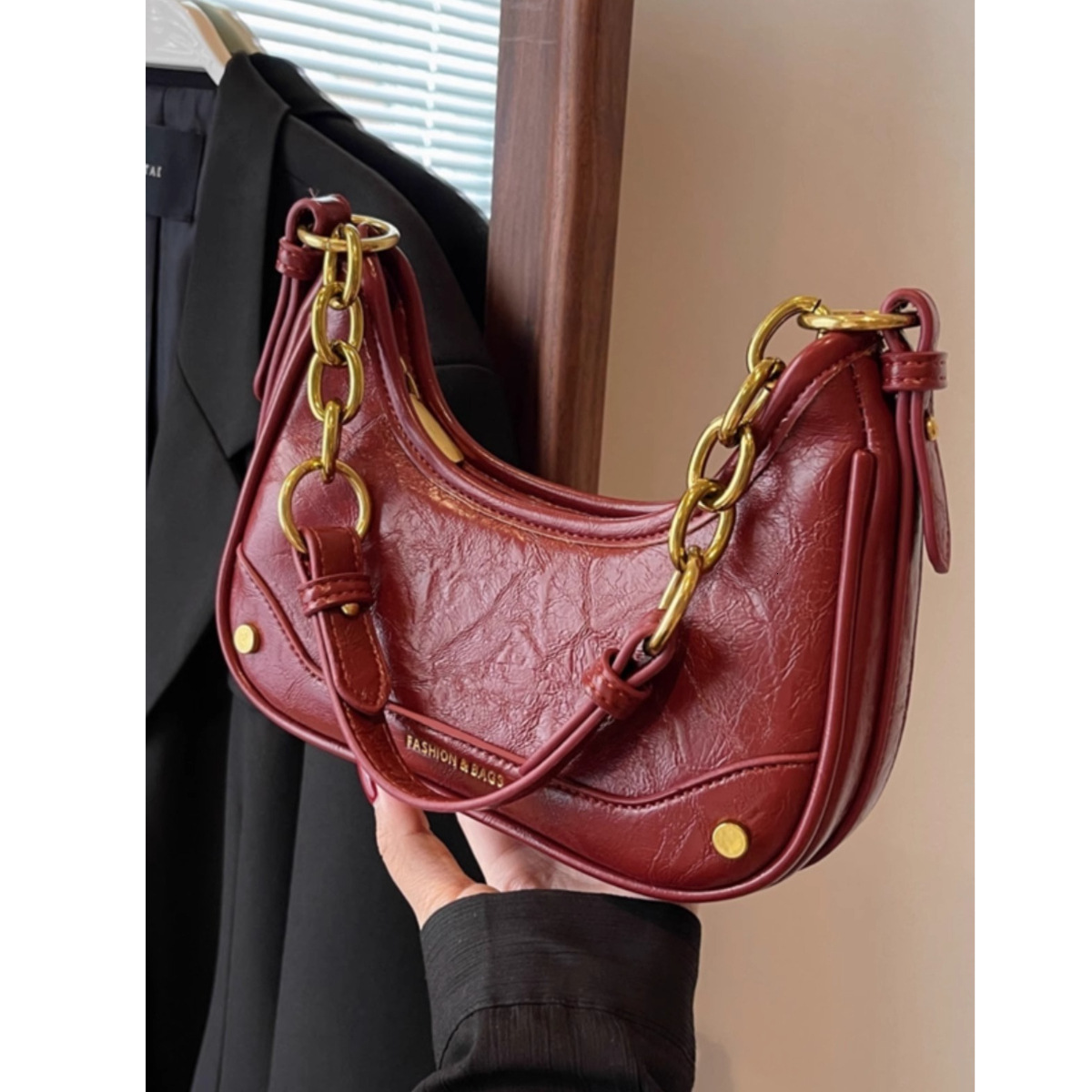 high-end women's bag 2025 new model, textured crossbody niche single-shoulder underarm crescent bag, spring-summer vintage style
