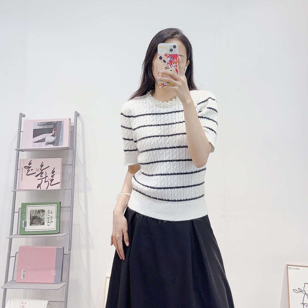 2026 autumn and winter new designer women's French retro striped wool sweater pearl round neck D17 short sleeved pullover