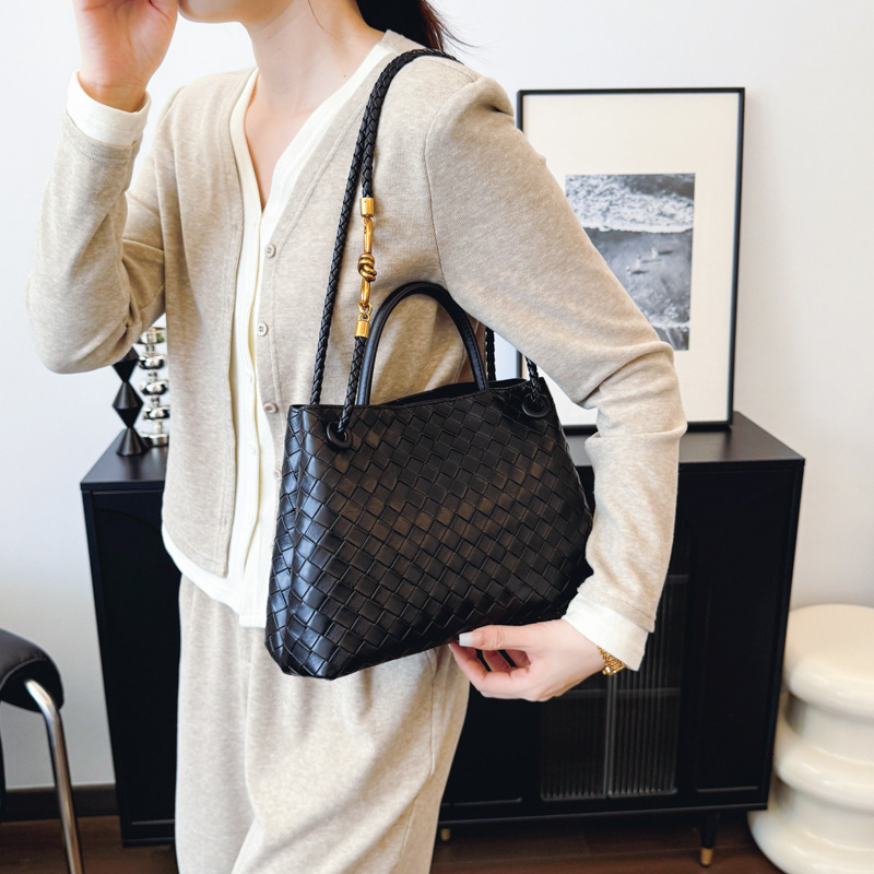 New Women's Niche High-end Metal Rope Buckle Woven Shoulder Fashion Versatile Retro Commuter Bag Trendy
