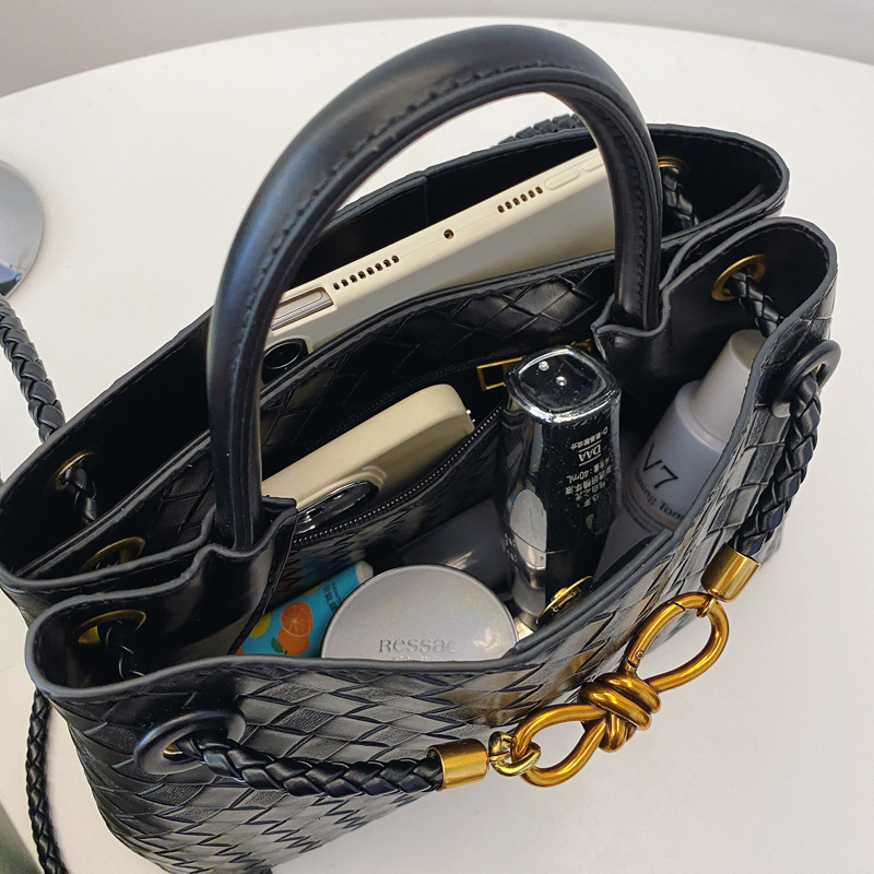 New Women's Niche High-end Metal Rope Buckle Woven Shoulder Fashion Versatile Retro Commuter Bag Trendy