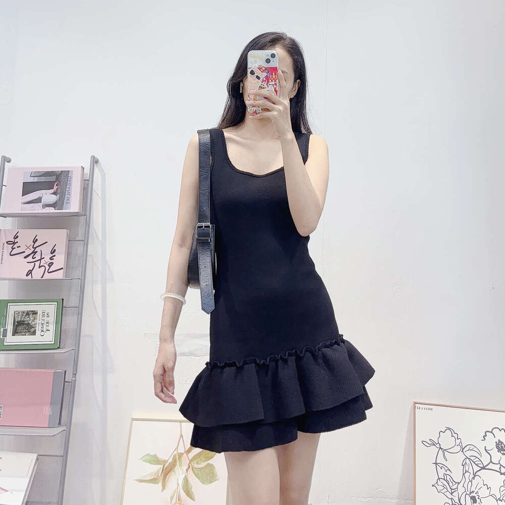 Autumn new French fashion D17 dress designer sleeveless U-neck short strap knitted women's tea skirt 2026