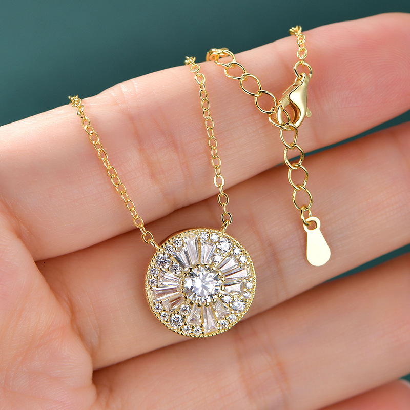 Ins-style Moissanite Round Pendant Fashionable Women's Accessories For Daily Commuting, High-end Niche Electroplated K Gold Necklace