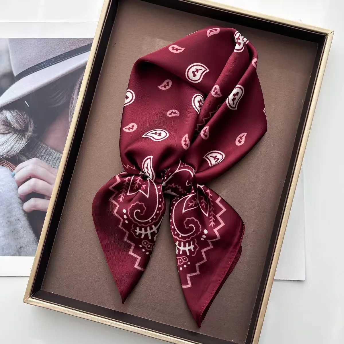 1 Pcs Paisley Bandana Scarf for Wen Lightweight Satin Silk Like band Versatile for Hair Neck Wrist Boho Style X260328