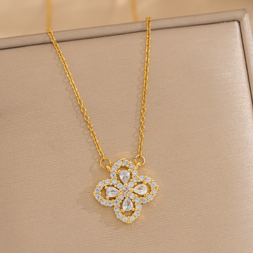Designer luxury Niche Design High-End Micro-Paved Zircon Lucky Flower Pendant Necklace for Women Exquisite Temperament Fashion Clavicle Chain