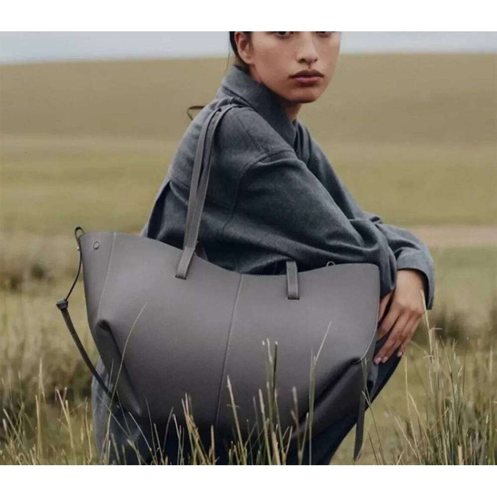 New Handheld Large Capacity Bucket Bag With Leather Wings And Lychee Pattern