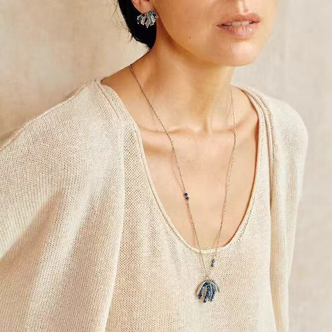 Designer luxury Palm Fireworks Necklace, Original Niche Design, New Year's Gift, Lucky Red Sweater Chain, Light Luxury with a High-End Feel