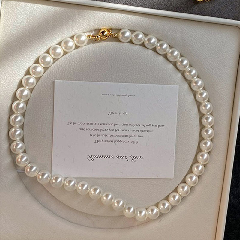 Designer Luxury New Magnetic Snap-on Pearl Round Necklace Accessory For Women, A Small And Exclusive High-end Collar Chain With A Lock Design.