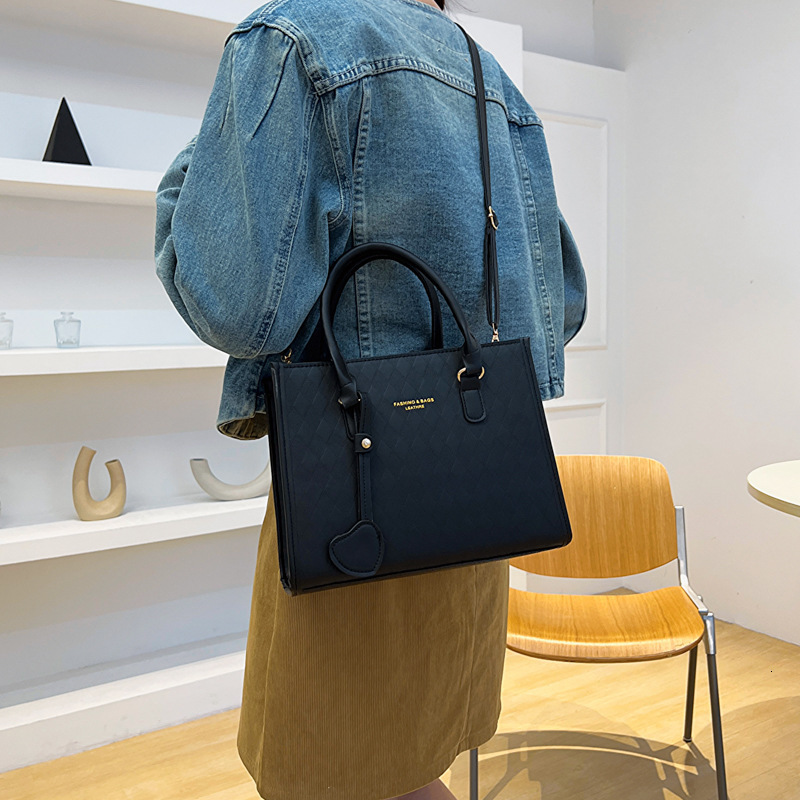 Free Shipping High Value Woven Handbag for Women Heart Decor Crossbody Bag Elegant Red Shoulder Bag
