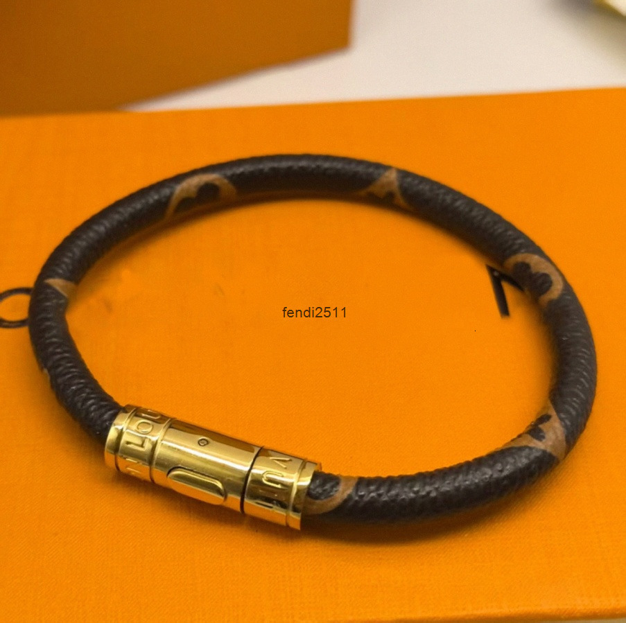 Bangle Charm Bracelets Retro Clover Leather bracelets Designer bracelets Letter engrave luxury gift highendO ldf lowers kinr opeC harmB raceletsH igh Quality