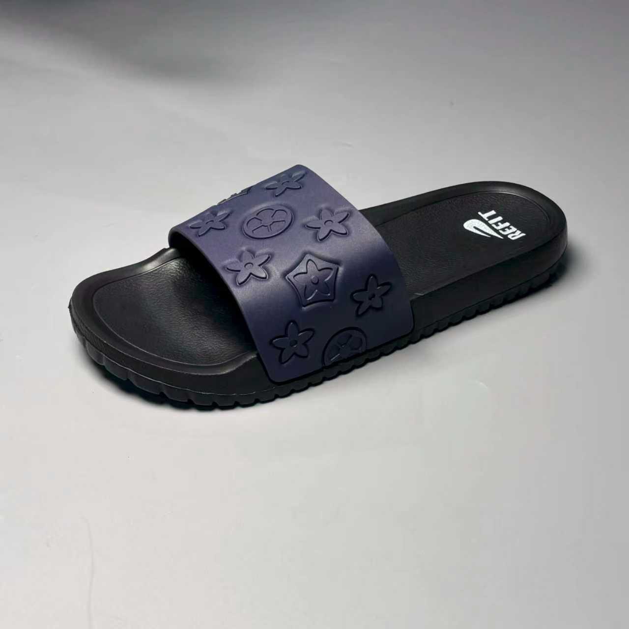 2026 summer new embossed design indoor anti slip men's slippers fashionable and versatile flat bottomed outdoor beach cool slippers