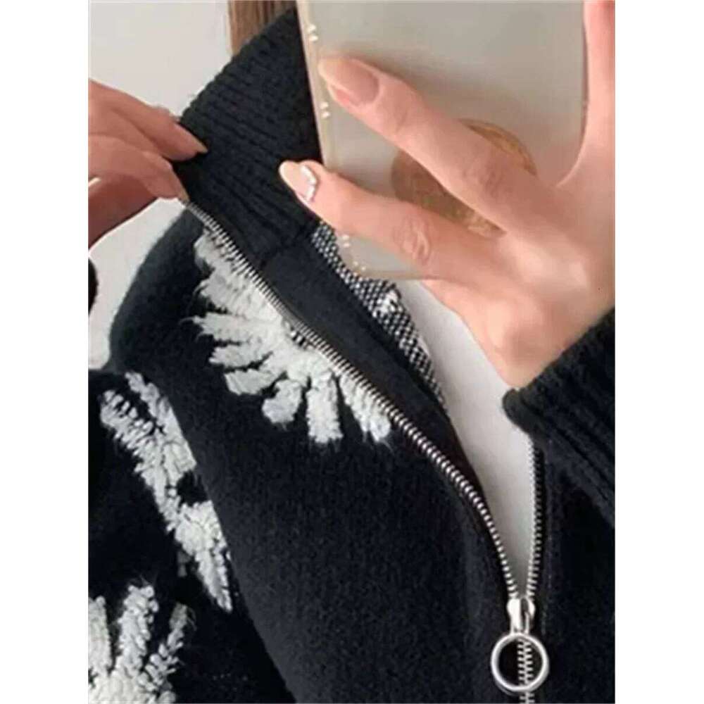 2 Colors Women Daisy Embroidered Knit Sweater Female Zipper Turtleneck Long Sleeve Short Jumper Cardigan Mdng260330