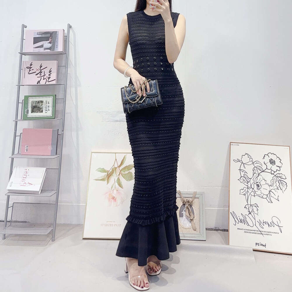 D17 2026 autumn and winter new designer retro elegant hollowed out round neck rhinestone embellished sleeveless knitted long skirt