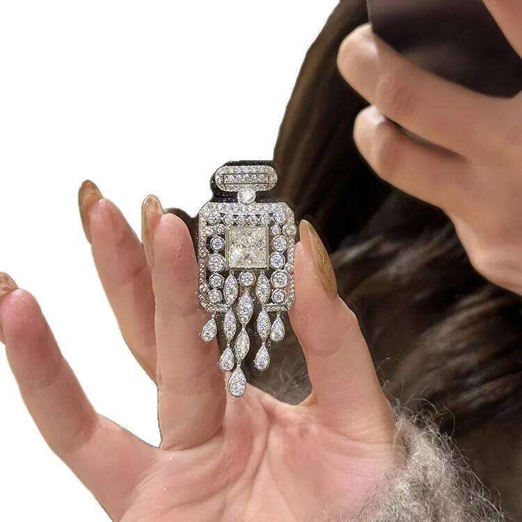 Brooches Light Luxury Exquisite Perfumer Bottle Niche Design Crystal Brooch For Women Fashion Cute Sweet Geometry Jewelry Party Gifts Visionice