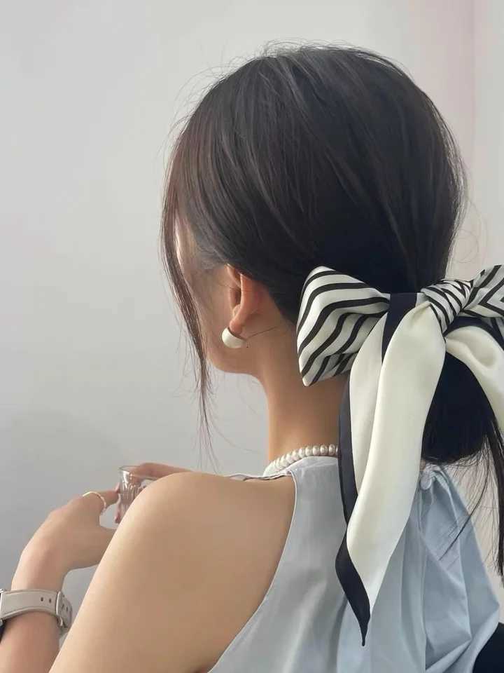 Black White Striped Silk Scarf Headscarf For Women Fashion Simple Design 100 Mulberry Silk Square Scarves Printed 65cm65cm Z260330