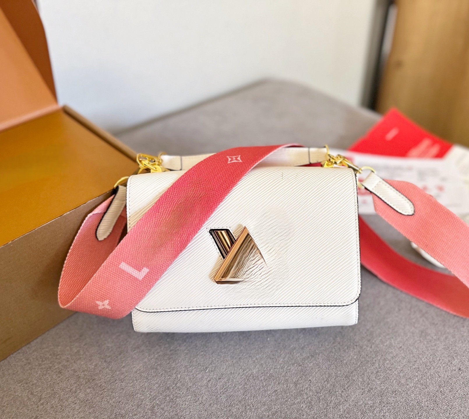 Luxury Genuine Leather Shoulder Bag for Women Fashion Epi Grain Handbag with Wide Strap and Chain Crossbody Messenger Bag