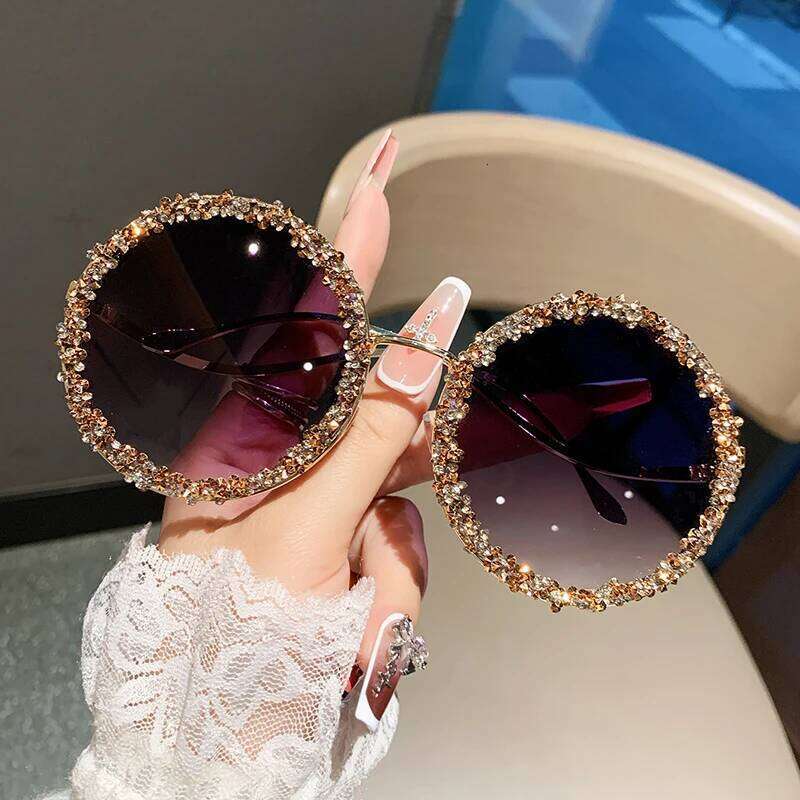 Ladies diamond new fashion glasses, slim face, fashionable high-grade sunglasses, street shooting. 26Y0330