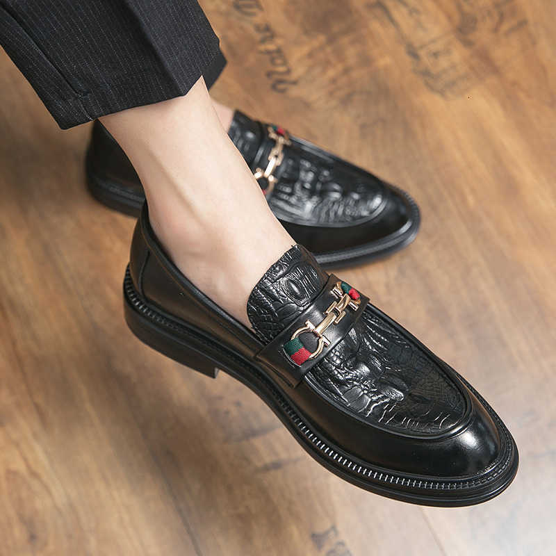2023 New Mens Casual Shoes Classic Designer Embossed Leather Shoes Comfortable Business Dress Shoes for Men Loafers K260328