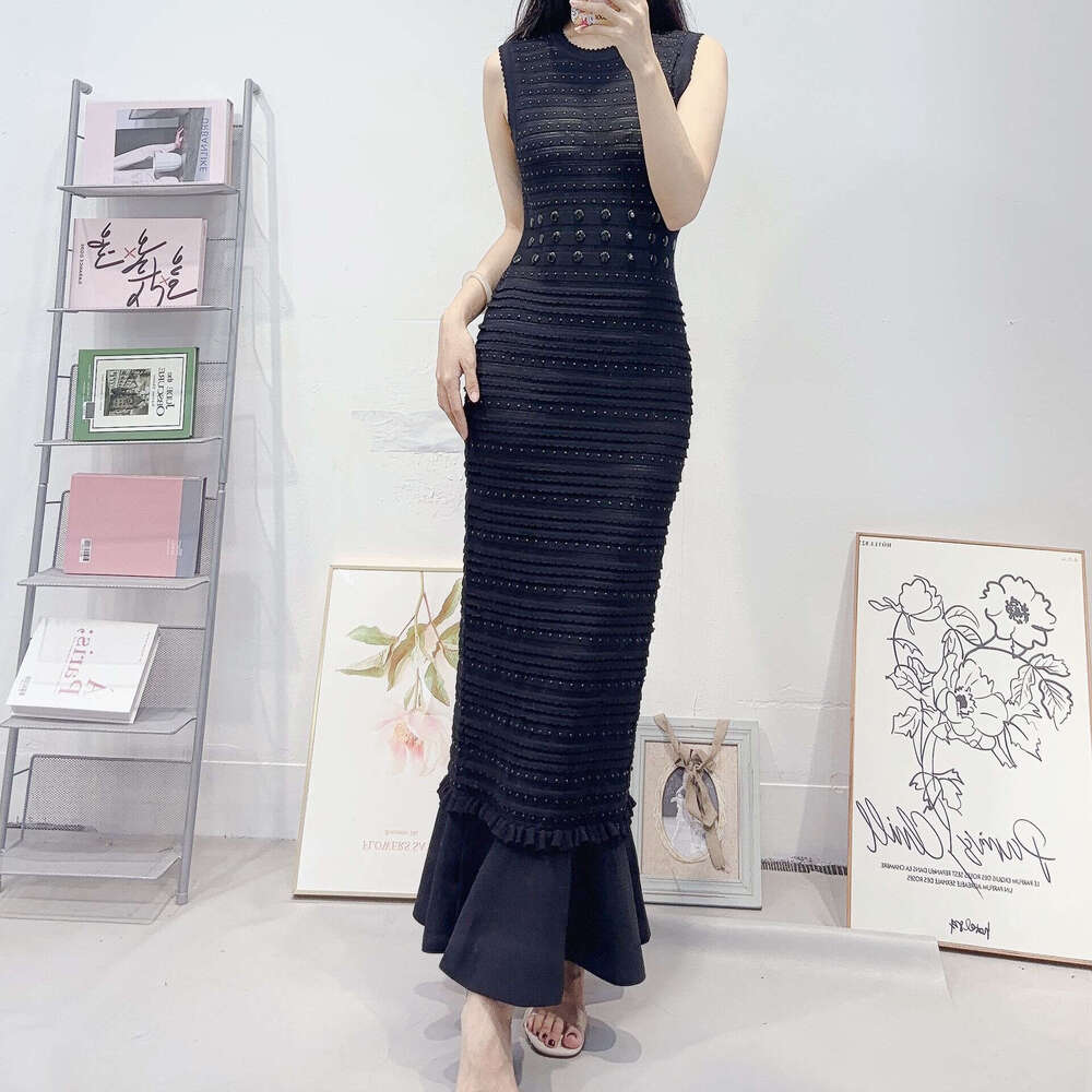 D17 2026 autumn and winter new designer retro elegant hollowed out round neck rhinestone embellished sleeveless knitted long skirt