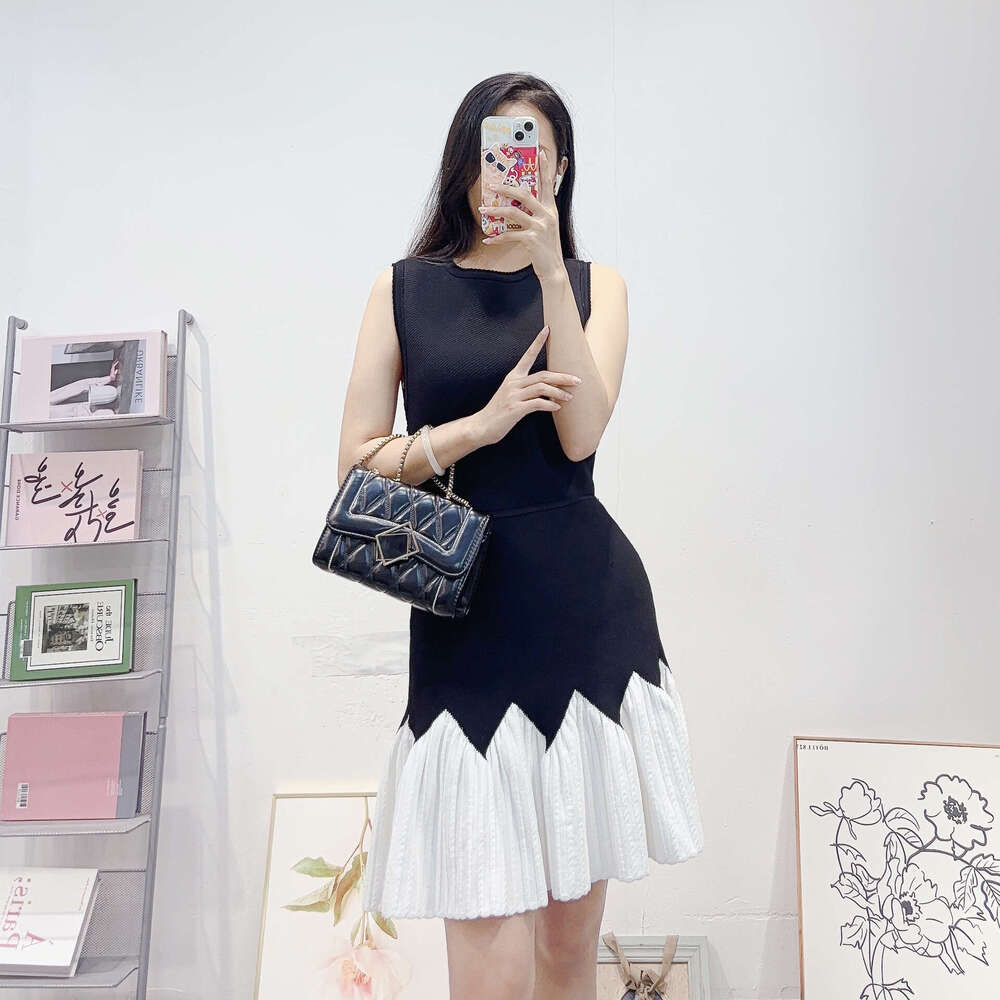2026 autumn and winter D17 new designer Hepburn style dress sleeveless black and white contrasting color patchwork knitted pleated skirt