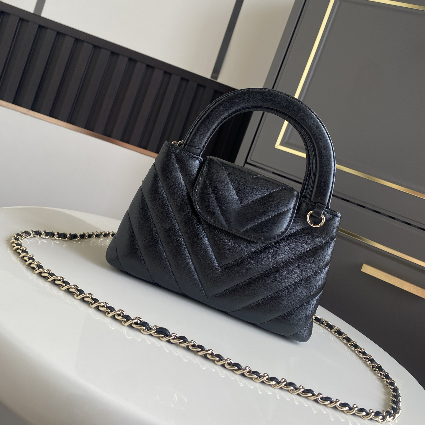 9A Designer Lambskin Handle Bag with Soft Leather Golden Hardware Versatile Chain Strap Elegant Handheld or Crossbody Style Fits Phone and Daily Essentials