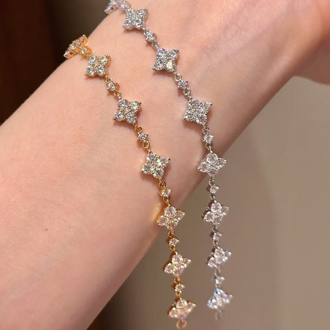 New Luxury INS Flashing 8-Flower Clover Pull Chain designer bracelet Fashion Versatile Four-Leaf Flower High Carbon Diamond Bracelet For Women
