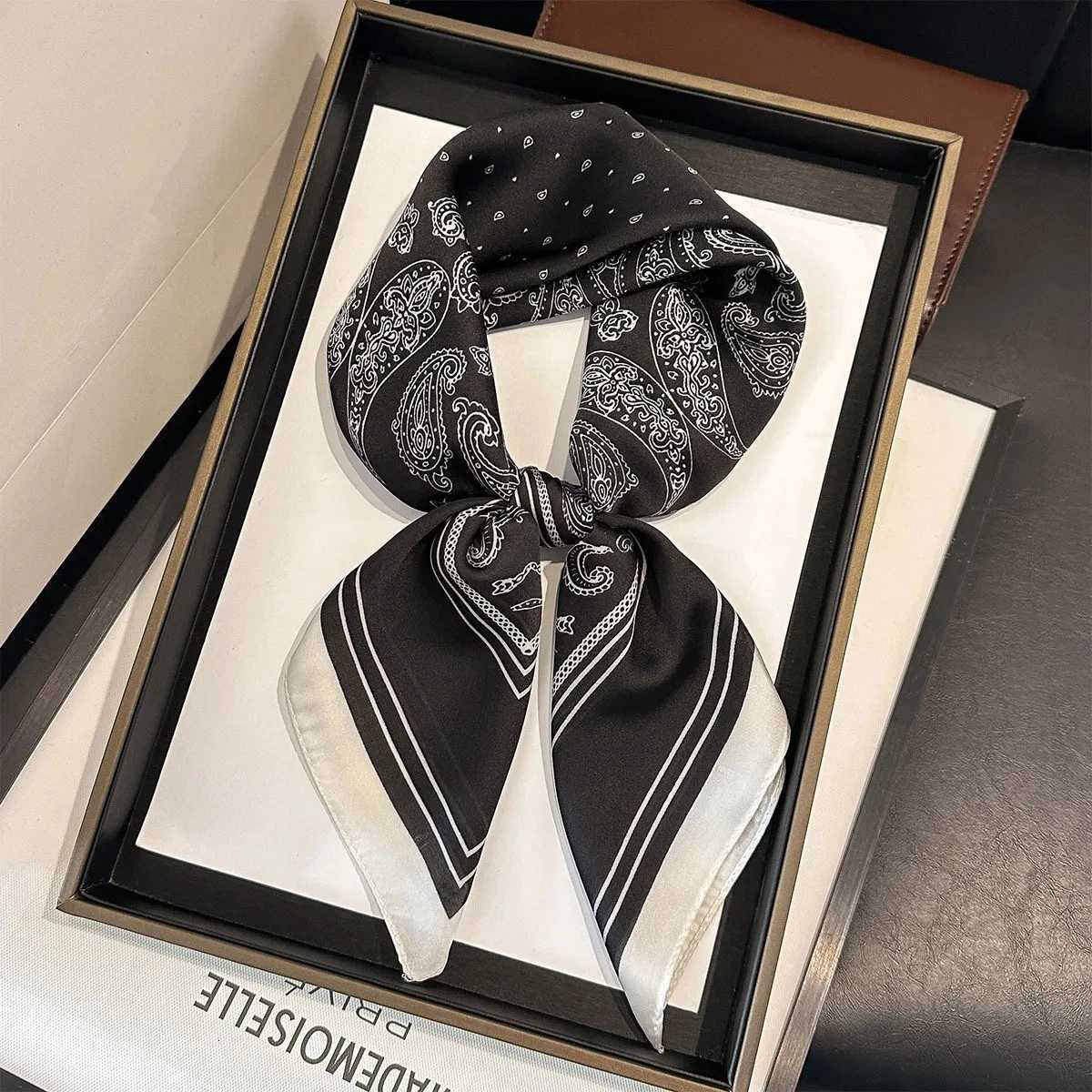 2025 New Paisley Print Silk Scarf for Wen Square Hijab Soft Neck Tie Fem Fashion Decoration Silk scarf 7070cm Kerchief X260328