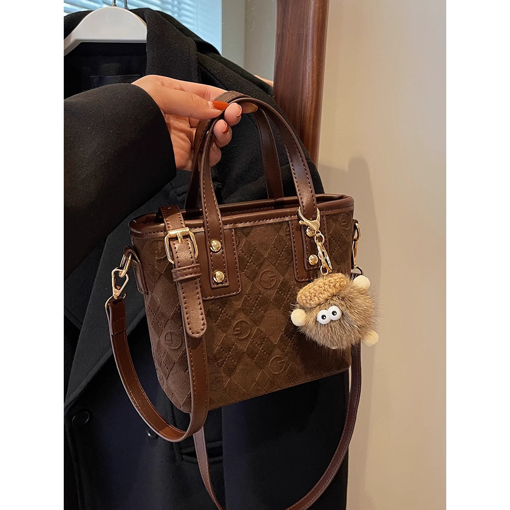 New Style for Women 2025 Hot-Selling Bucket Niche Autumn and Winter Matte Retro Crossbody Bag Quilted Handbag