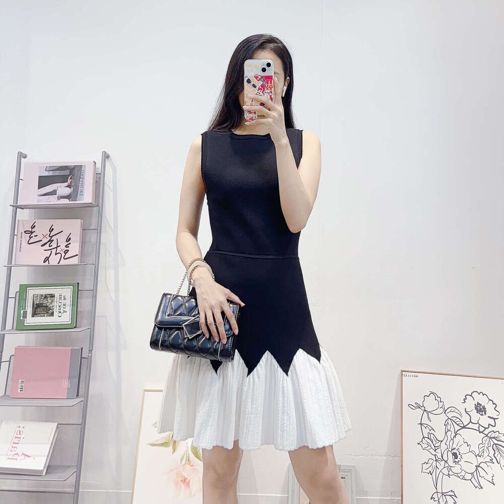 2026 autumn and winter D17 new designer Hepburn style dress sleeveless black and white contrasting color patchwork knitted pleated skirt