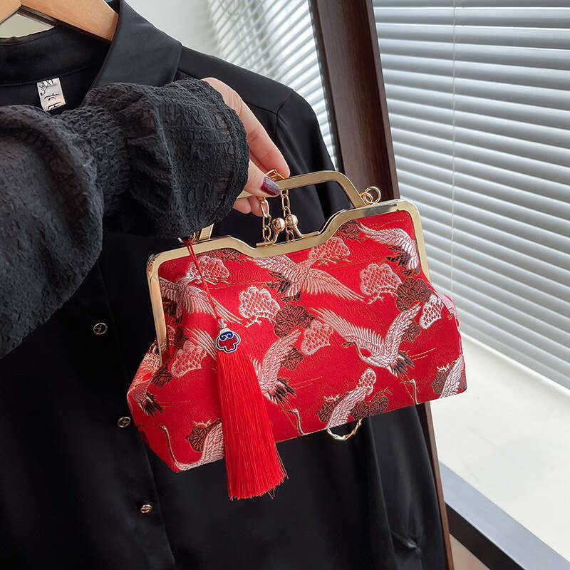Super Popular Niche Chinese Embroidered For Women New Chain Crossbody Ancient Style Hanfu Cheongsam Gold Clasp Bag Chinese Embroidery Fashion Bag Tote