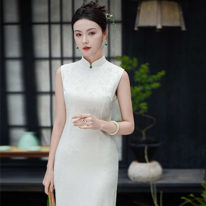 Retro-Style White Stand-Collar Cheongsam Slit, Sleeveless, Refined Elegant, With A Touch Of High-End Luxury Unique Chinese Charm Qipao Hanfu Silk