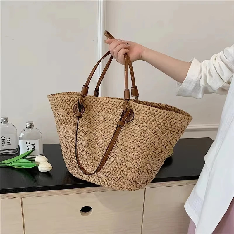 Handmade Straw Tote Bag Large Capacity Woven Light Versatile Beach Vacation Exquisite Hand-held Shoulder Bag260316