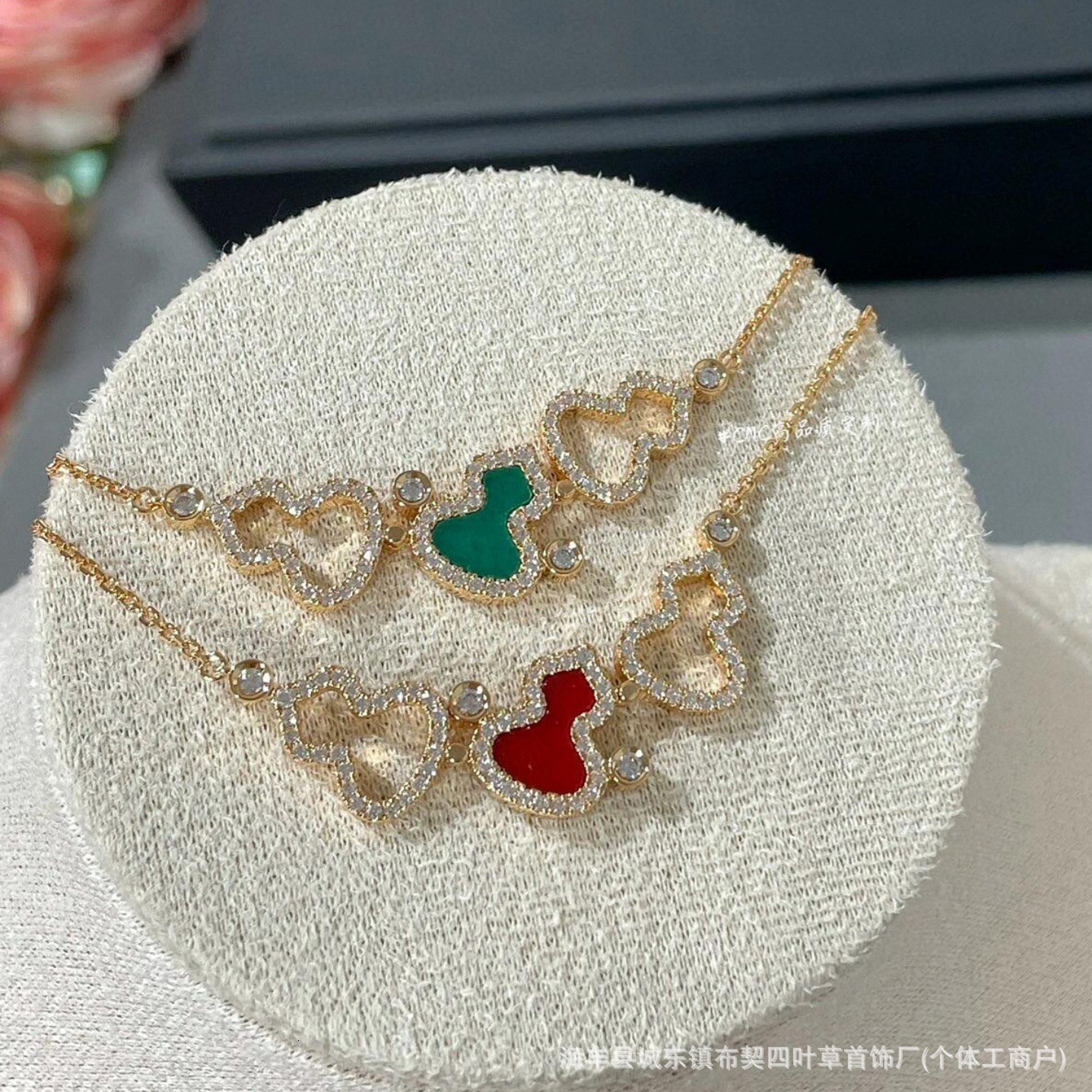 Designer luxury New high-quality V-gold version with white mother-of-pearl hollow pendant, fortune and prosperity bracelet,
