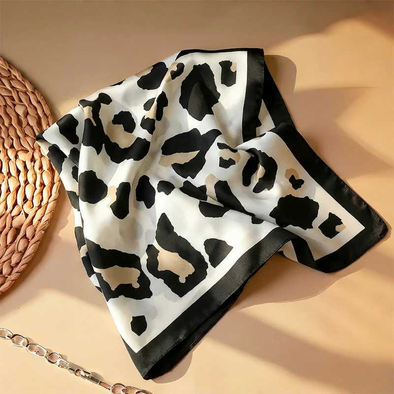 1pcs 70cm Ran Chain Silk Scarf for Wen Simated Silk Geetric Round Fashion Versatile wear Clothing Square Scarf X2603281