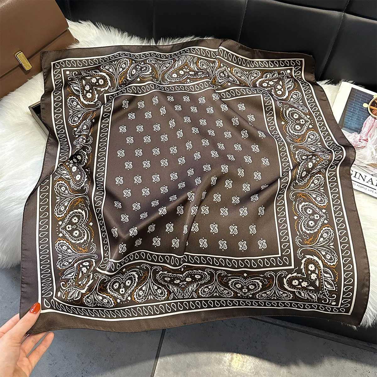 2025 New Paisley Print Silk Scarf for Wen Square Hijab Soft Neck Tie Fem Fashion Decoration Silk scarf 7070cm Kerchief X260328