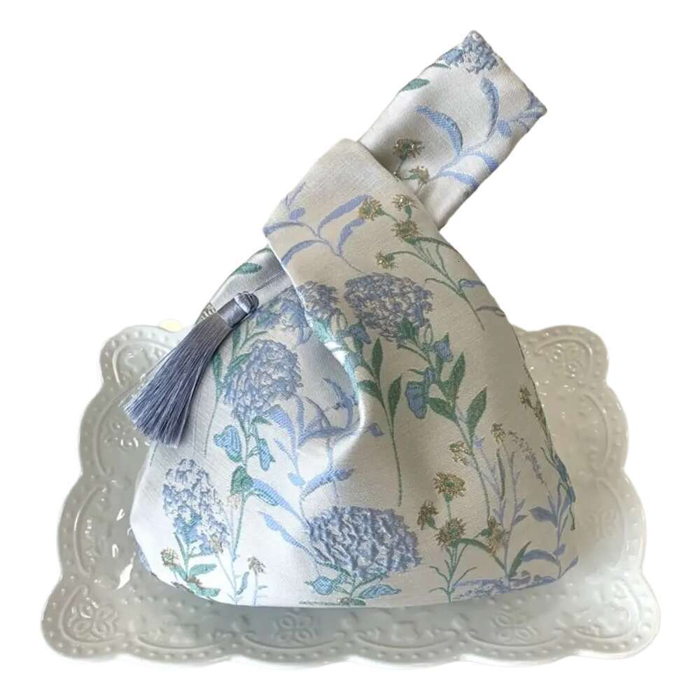 Chinese Embroidery Embroidery Hanfu Handbag New Chinese Style Wrist Bag Imitation Silk Gift Pouch Simple Tassel Pendant Cheongsam Accessory