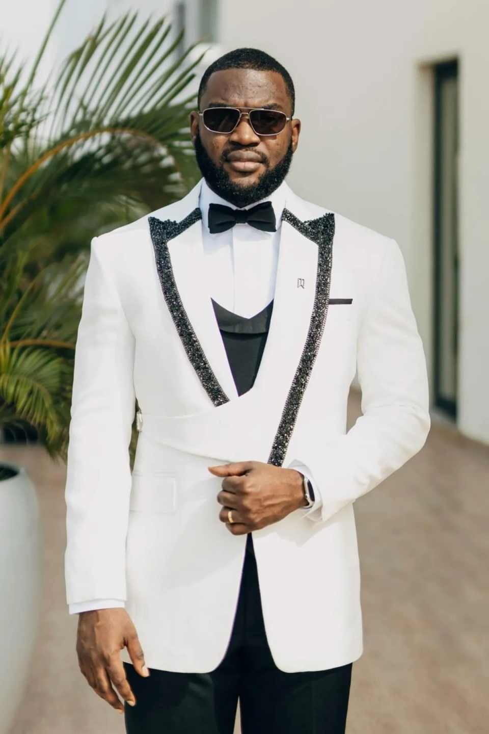 Handsome Beaded Men Suits Peaked Lapel Prom Blazers Loose Fit Groom Wedding Tuxedos 2 Pieces Customized Costume Homme