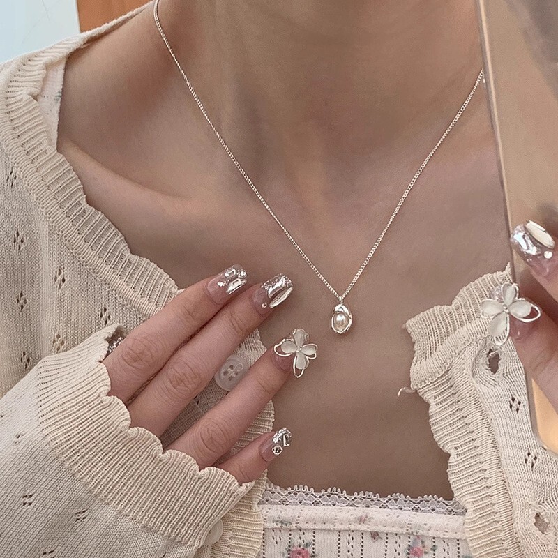 Designer luxury Ins Style Pearl Shell Summer Versatile Necklace for Women with Bowknot, Non-Fading Niche Design Clavicle Chain Jewelry