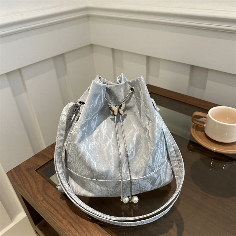 Free Shipping High Value Minimalist Retro British Style New Single Shoulder Drawstring Bucket Bag Design Sense Commuter Student Backpack