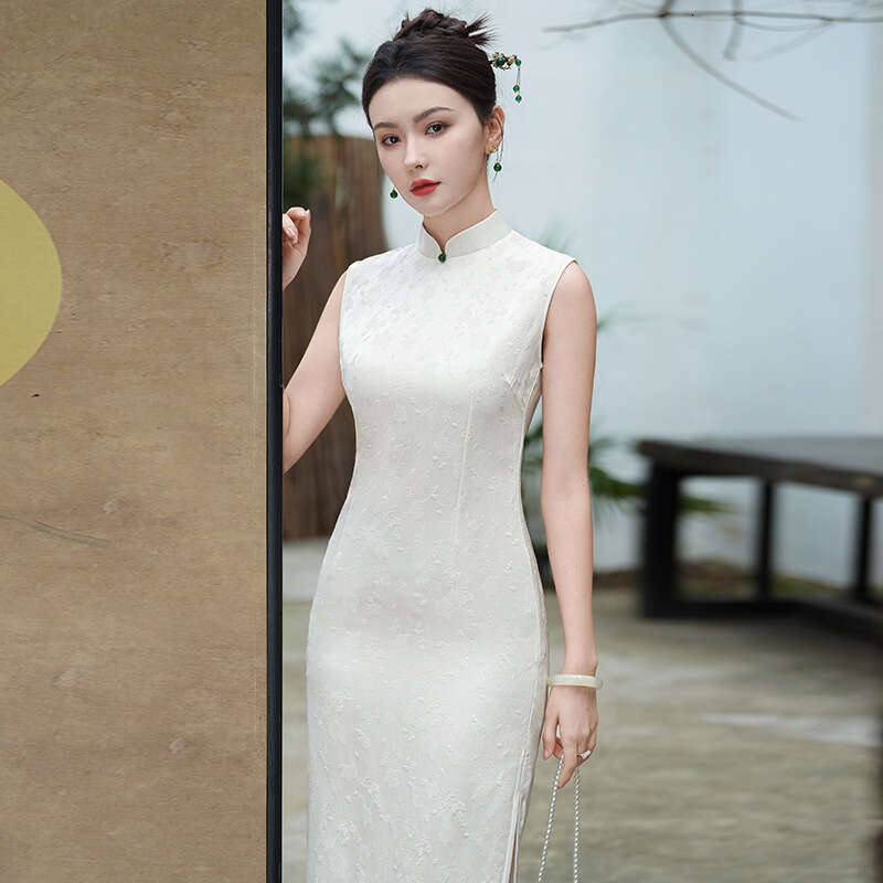 Retro-Style White Stand-Collar Cheongsam Slit, Sleeveless, Refined Elegant, With A Touch Of High-End Luxury Unique Chinese Charm Qipao Hanfu Silk