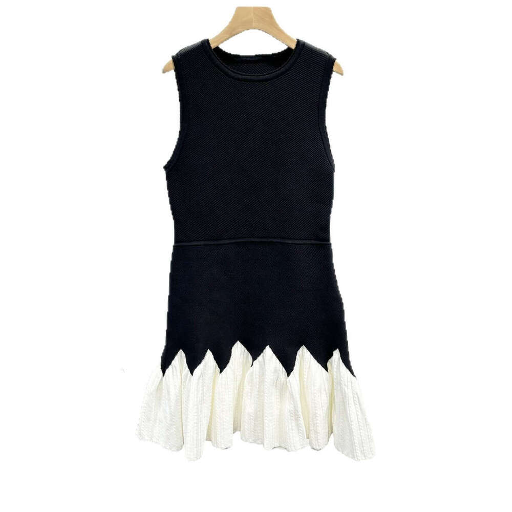 2026 autumn and winter D17 new designer Hepburn style dress sleeveless black and white contrasting color patchwork knitted pleated skirt