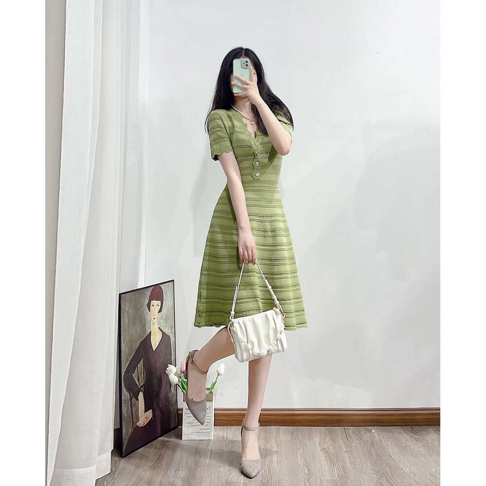Summer designer elegant high-end green women's clothing French D17 niche light luxury exquisite fashion women's knitted dress