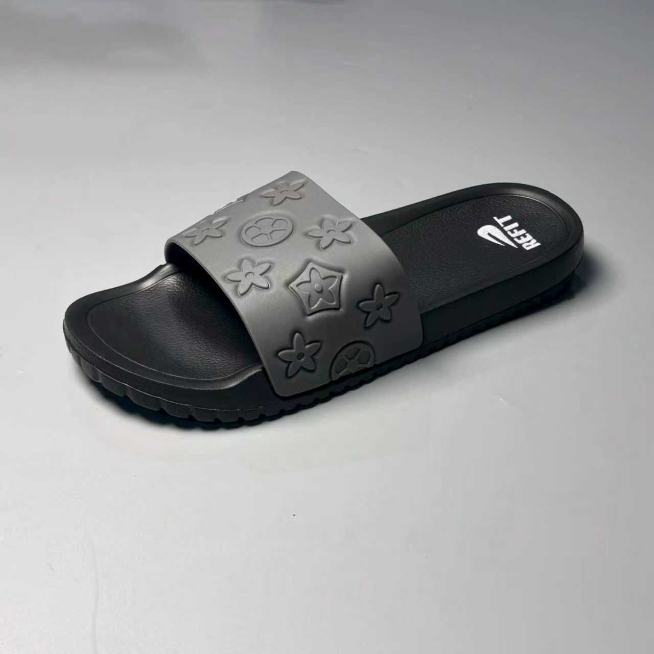 2026 summer new embossed design indoor anti slip men's slippers fashionable and versatile flat bottomed outdoor beach cool slippers