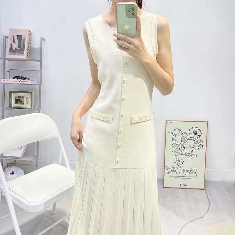 2026 Spring New French Elegant Color c1 blocked Pearl Decoration Sleeveless Black Medium length Knitted Dress