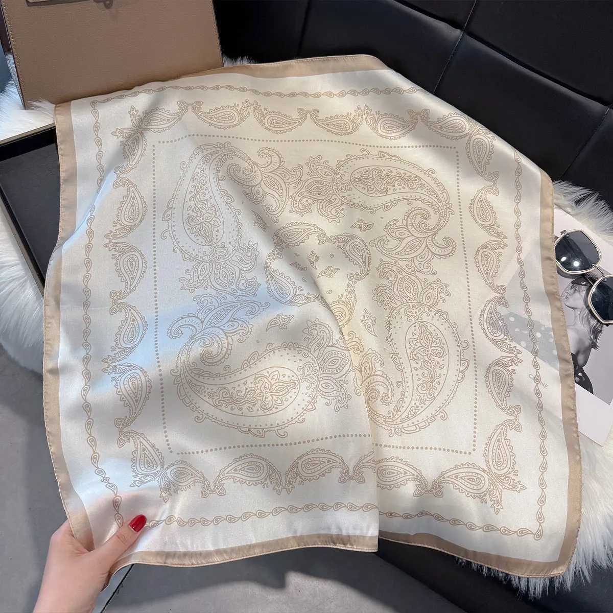 2025 New Fashion 70X70cm Wens Scarf Silk Paisley Print Scarf Square Shawl Decorative band Neck Luxury Design Bandana X2603281