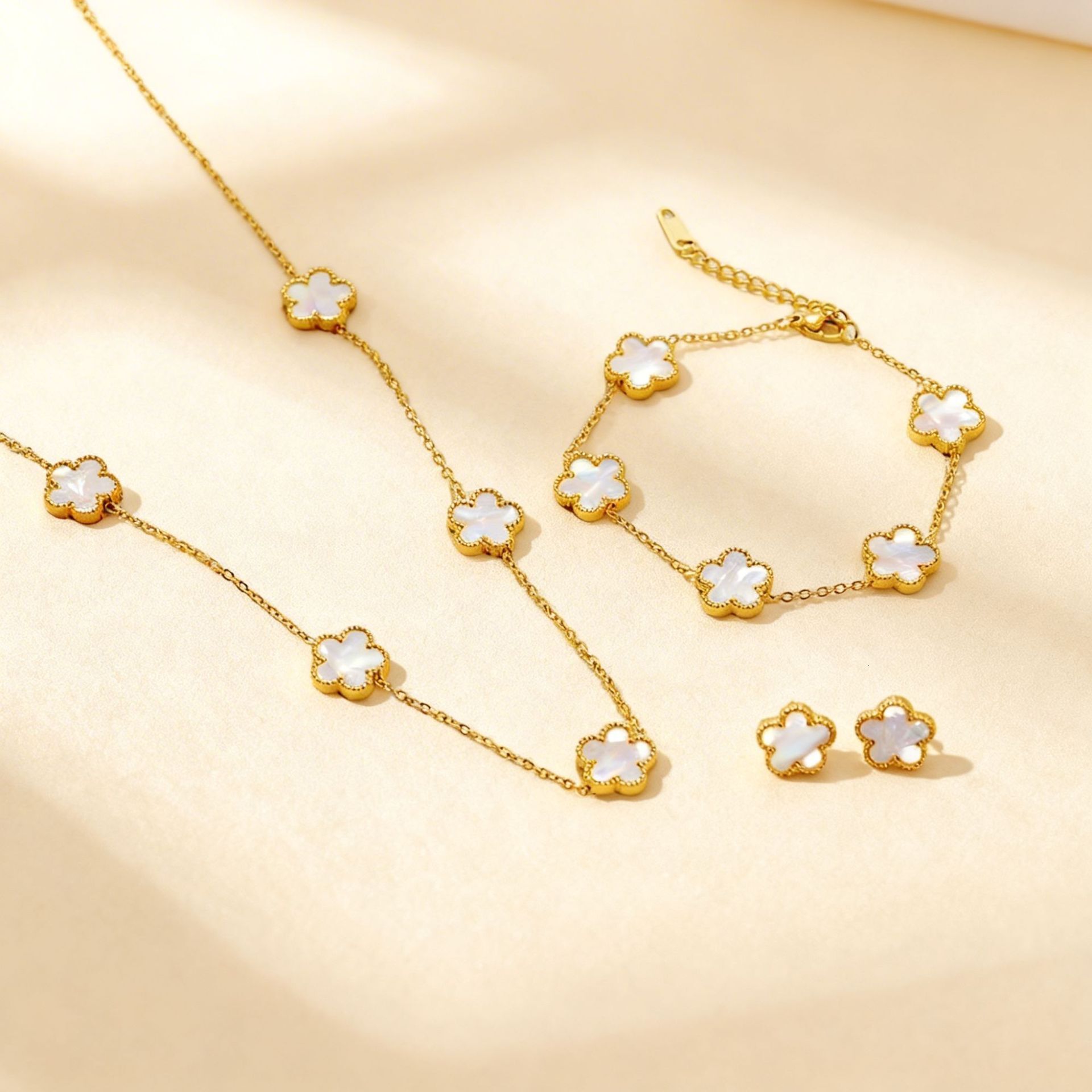 Designer Luxurious New Women's Exclusive Light Luxury High-end Double-sided Five-leaf Clover Necklace, Bracelet And Stud Earrings Set