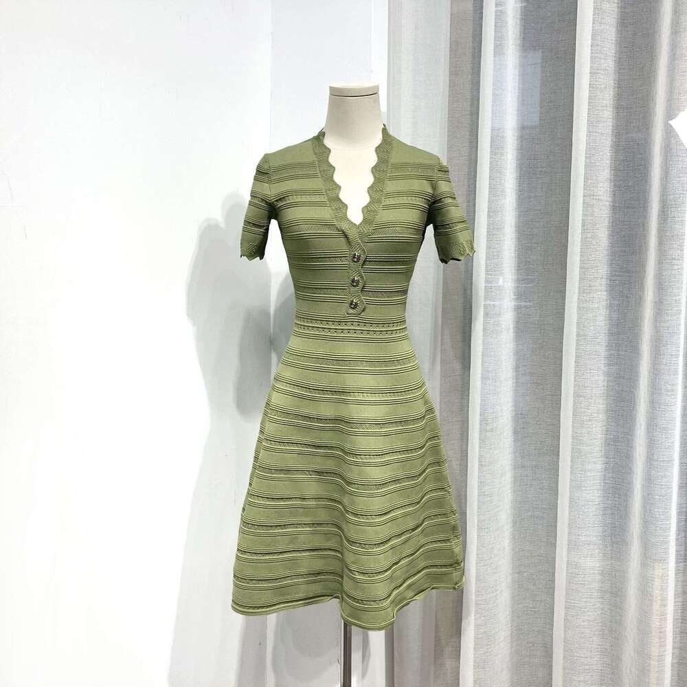 Summer designer elegant high-end green women's clothing French D17 niche light luxury exquisite fashion women's knitted dress
