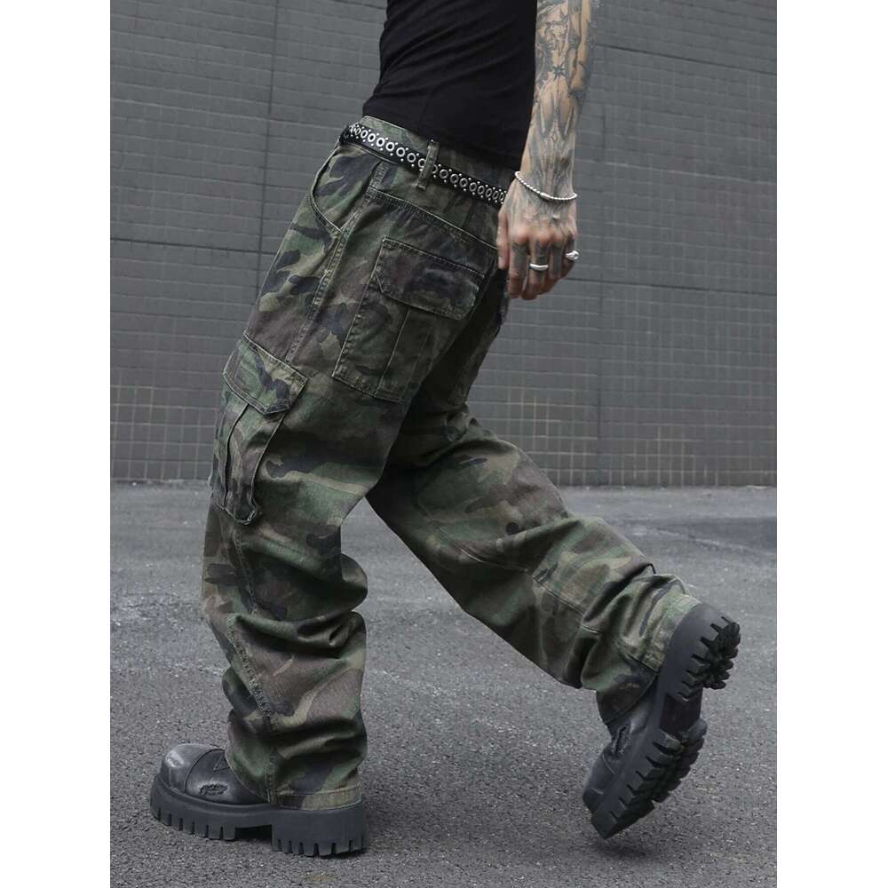 Men's camouflage utility jeans. Multi-pocket design. Stylish and trendy. Loose fit. 26Y0330