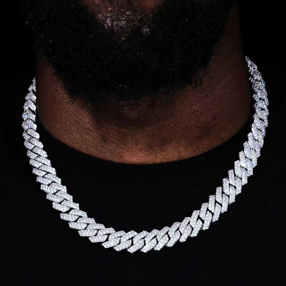 VVS grade sapphire laboratory-cut diamond necklace from Cuba. Hip style diamond jewelry. 20mm three-row diamond necklace by Meyermi.