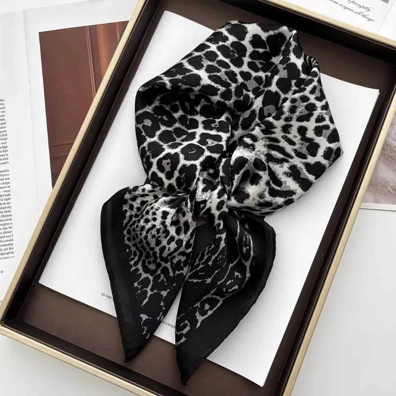 Luxury Leopard Print Fem Satin Neck Scarf Square Hair Scarves Foard Band Shawls Wraps Neckerchief Bandana Wen 70cm X260328