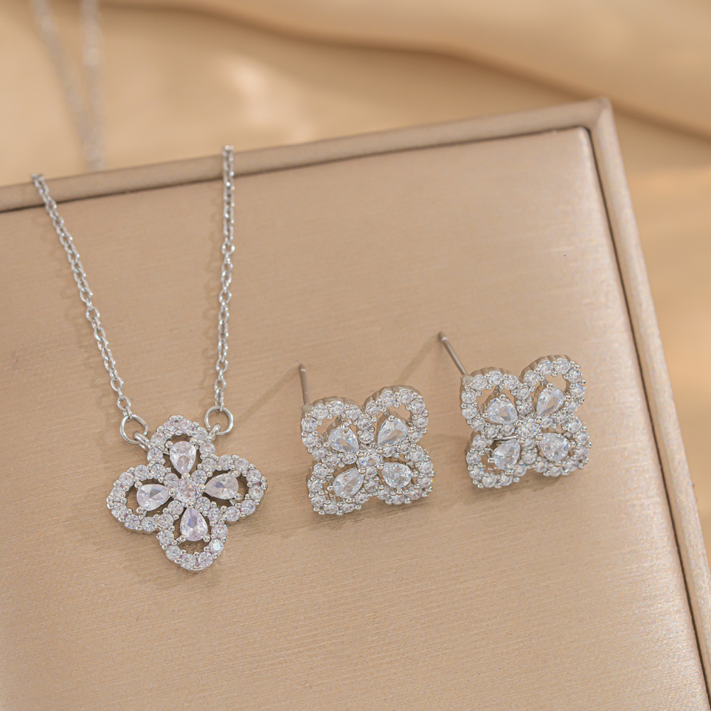 Designer luxury Niche Design High-End Micro-Paved Zircon Lucky Flower Pendant Necklace for Women Exquisite Temperament Fashion Clavicle Chain